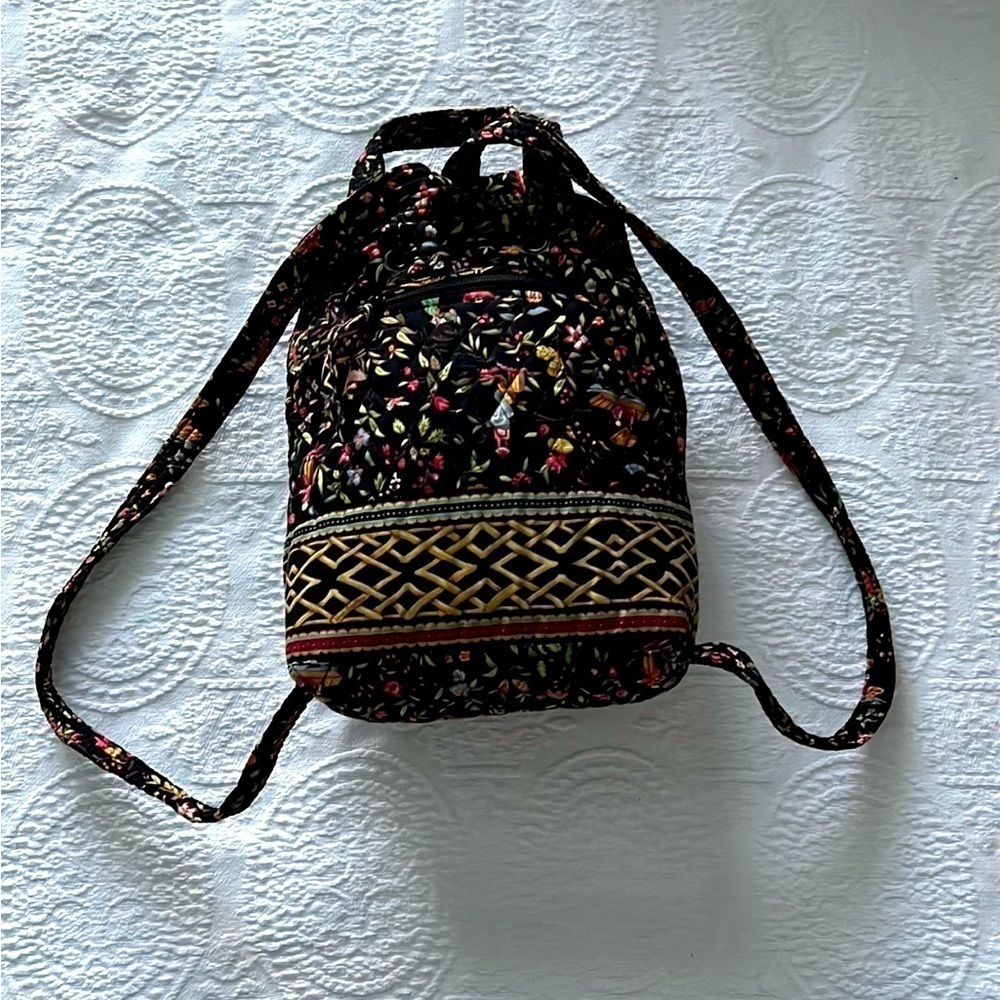 Vera Bradley EXCELLENT CONDITION Black with floral quilted back pack. Size M